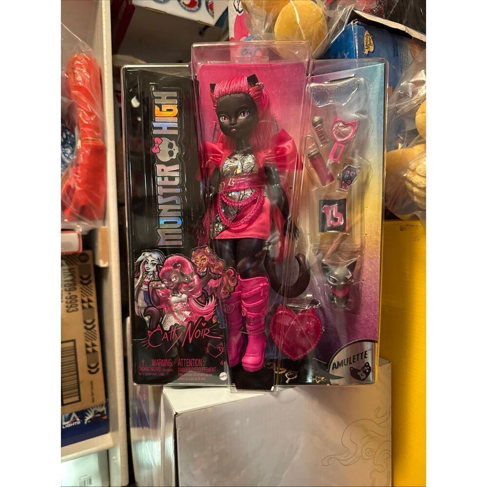 Monster High Catty Noir Fashion Doll with Pet Cat Amulette and Accessories NEW